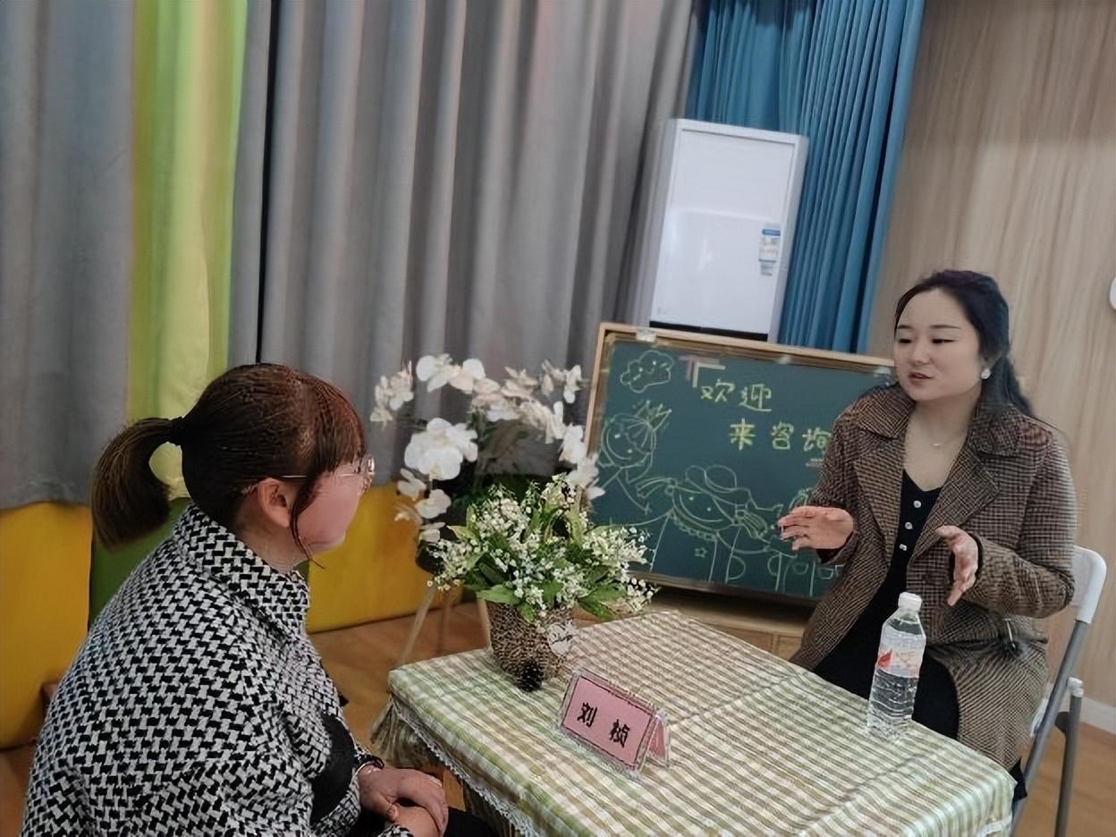 翠屏區(qū)家長(zhǎng)學(xué)校走進(jìn)菜幼，點(diǎn)亮科學(xué)育兒之路——家庭教育公益講座與咨詢服務(wù)同步開展
